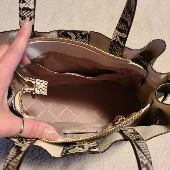 Michael Kors purse - Picture 6 of 8